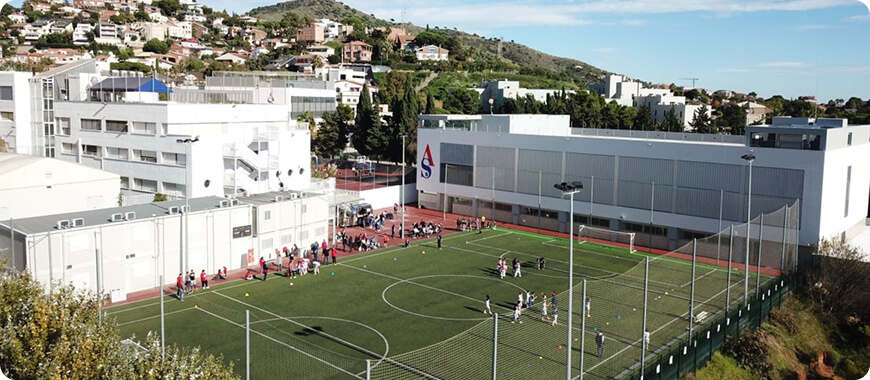 Campus moderno en la American School of Barcelona Escuela Americana de Barcelona con modernas instalaciones y un vibrante campo de deportes