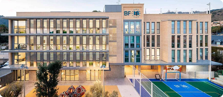Modernas instalaciones educativas en la Escuela Internacional Benjamin Franklin Edificio de la Escuela Internacional Benjamin Franklin con arquitectura contemporánea y zona deportiva al aire libre